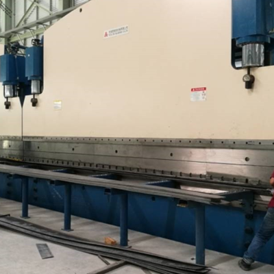 ترمز فشار هیدرولیک CNC Tandem با نیروی کار 320 تن و طول میز 6000 میلی متر با سیستم CNC DELEM DA53T