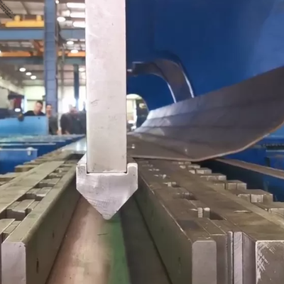 ترمز فشاری پشت سر هم CNC 2×650 تنی 7M برای تولید تیرک نورانی مخروطی بلند و هشت ضلعی
