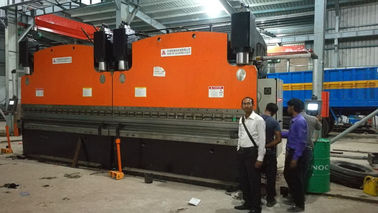 دستگاه خم کردن صفحه هیدرولیک CNC با اتصال دوگانه برای خط تولید قطب نور